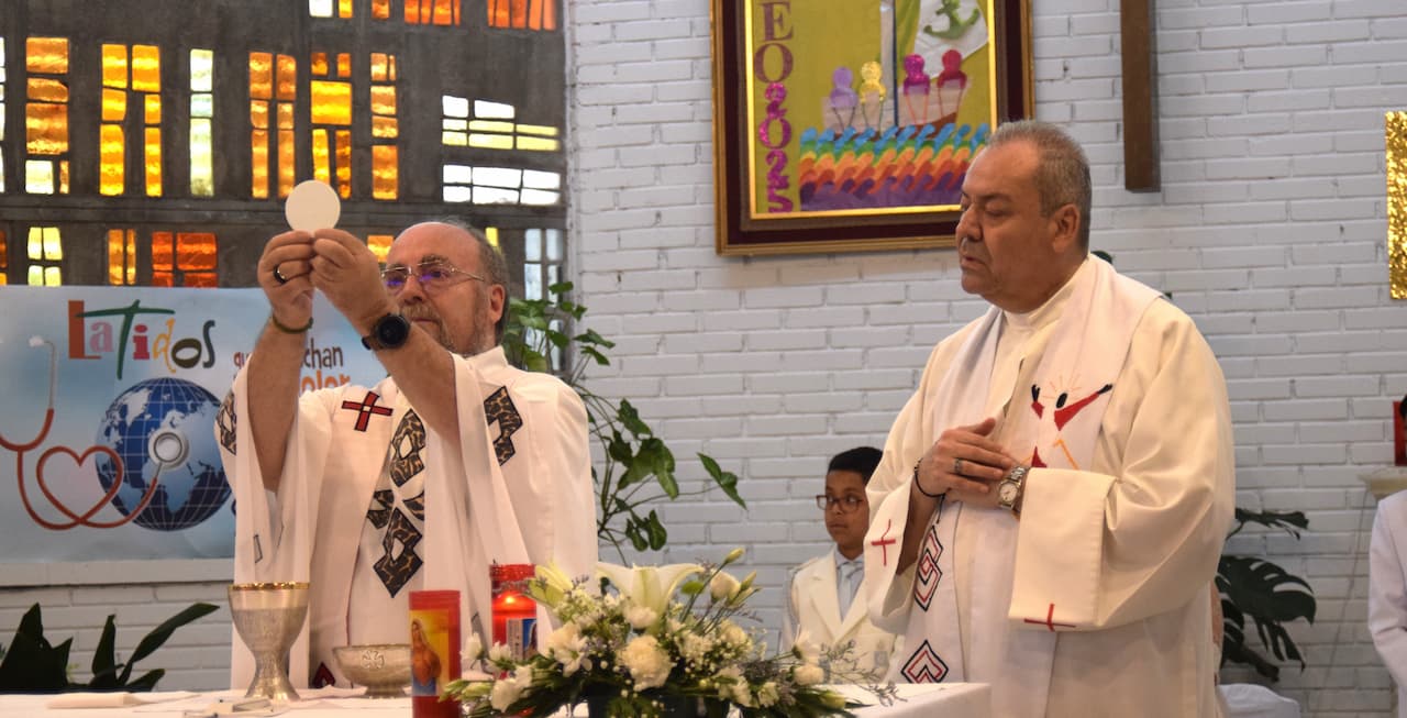 padre celebrando misa