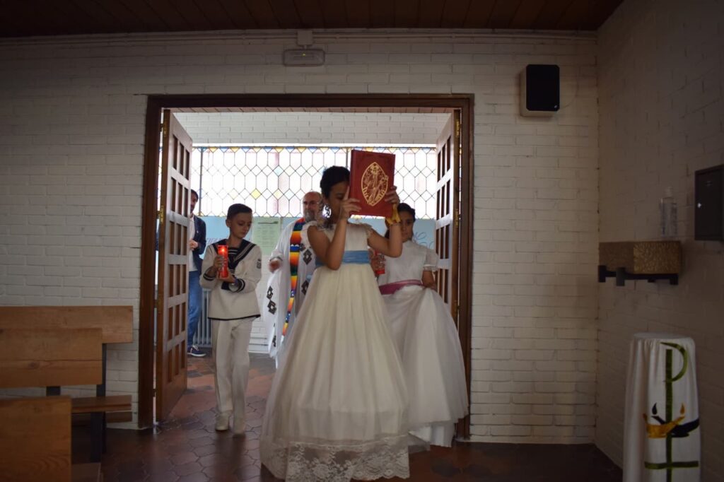 palabra de Dios en la mano de unos niños