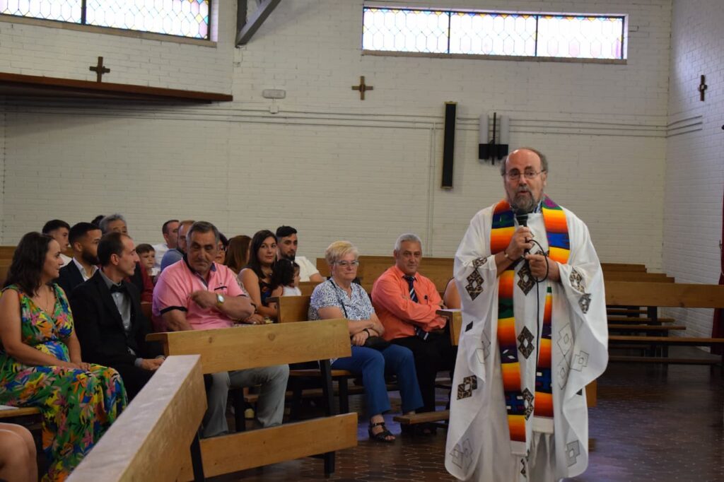 padre dando la palabra de Dios en misa