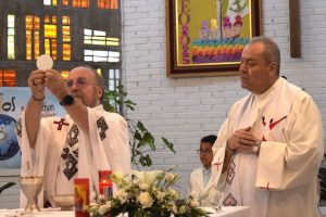 padre celebrando misa