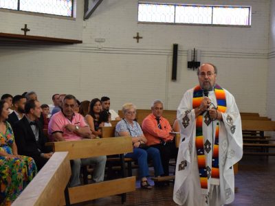 padre dando la palabra de Dios en misa